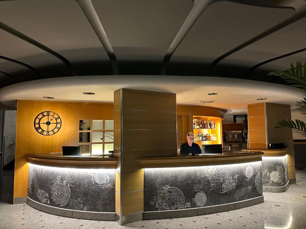 un homme assis à un comptoir dans un restaurant dans l'établissement Hotel DOLCEVITA Park & Beach included, à Lido di Jesolo