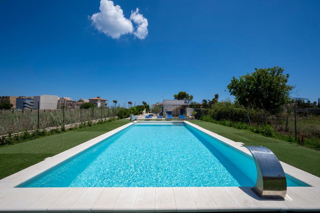 une piscine au milieu d'une cour dans l'établissement Villa Marzamemi with pool, à Marzamemi