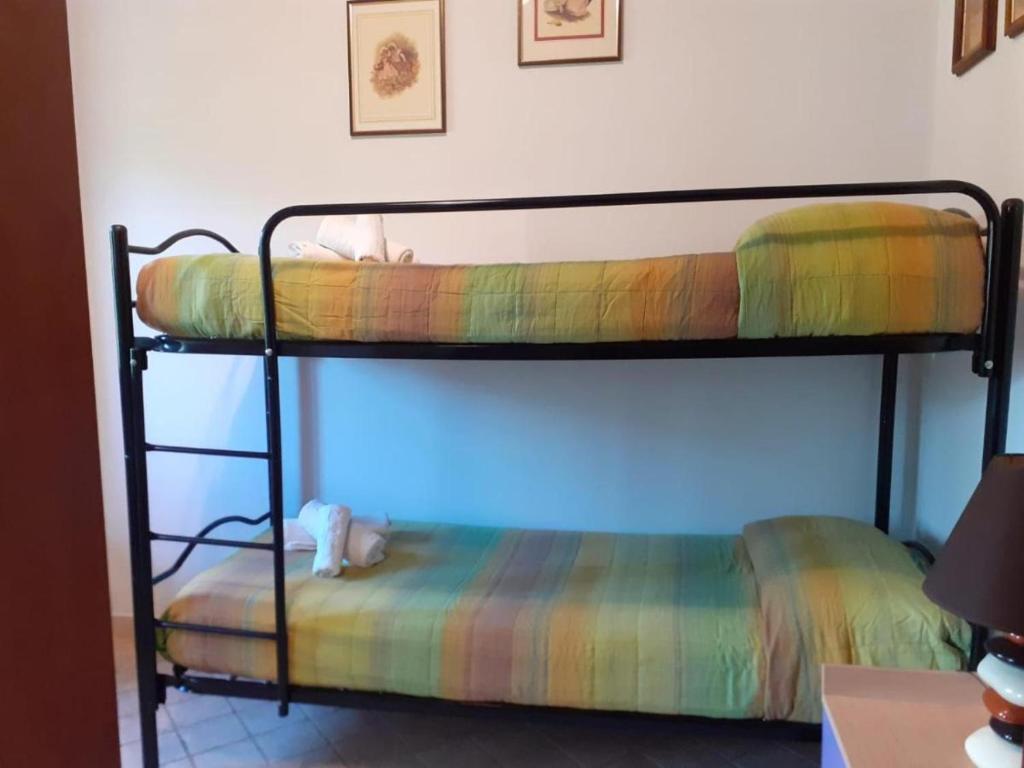 Ce dortoir comprend 2 lits superposés et une table. dans l'établissement Villetta BLUE GARDEN, à Sonnino