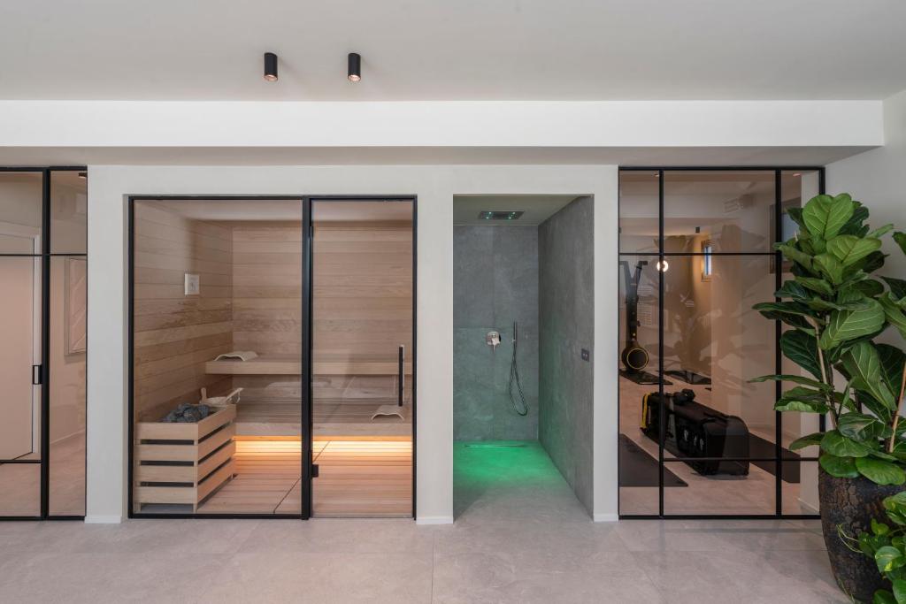 La salle de bains est pourvue d'une douche à l'italienne. dans l'établissement Opera Suite Hotel Pesaro, à Pesaro