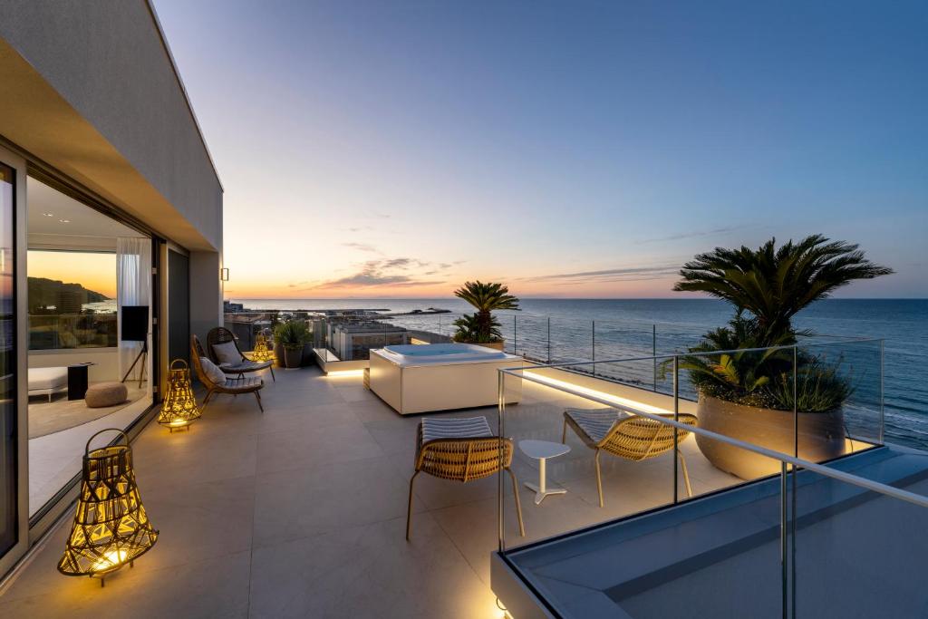 - un balcon avec vue sur l'océan au coucher du soleil dans l'établissement Opera Suite Hotel Pesaro, à Pesaro