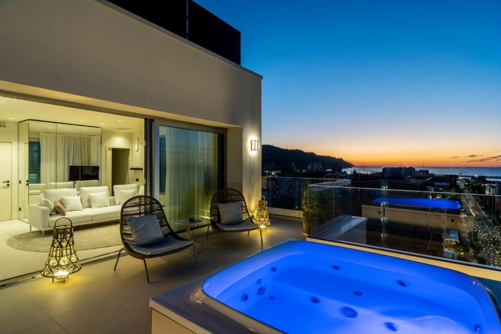 une maison avec un bain à remous sur un balcon dans l'établissement Opera Suite Hotel Pesaro, à Pesaro