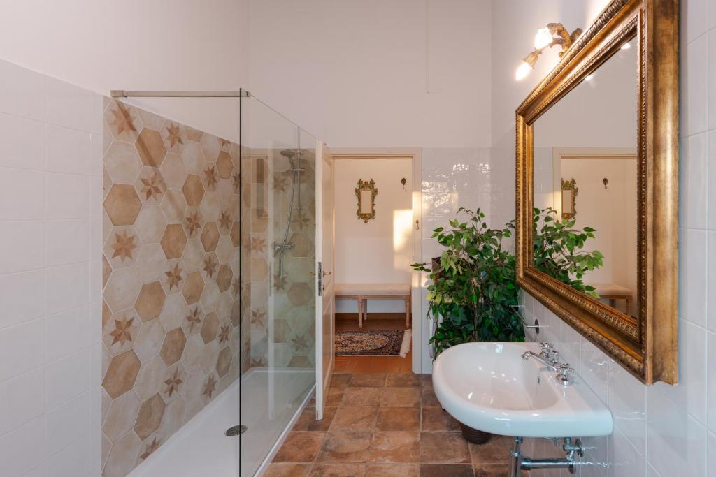 une salle de bain avec un lavabo et un miroir dans l'établissement Villa Casale Chiesina, à Bibbiena