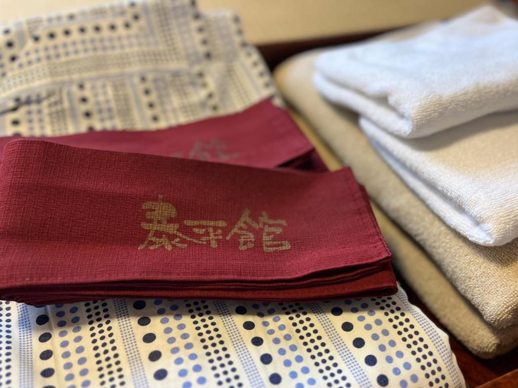 une pile de serviettes et de serviettes sur une table dans l'établissement Taiheikan, à Fujikawaguchiko
