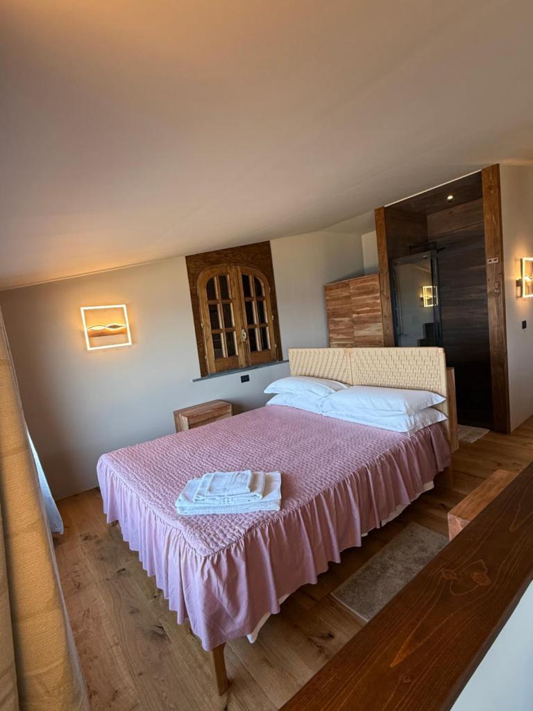 - une chambre avec un grand lit et un couvre-lit rose dans l'établissement LUXURY VILLA Vittorianna Etna- Taormina & Seaview with Pool, à Giardini Naxos 97 autres photos