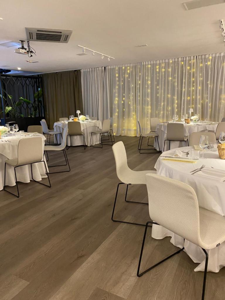 une salle à manger avec des tables blanches et des chaises blanches dans l'établissement Oxygen Lifestyle Hotel, à Rimini