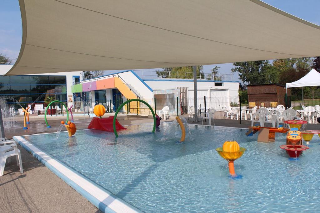 une piscine avec un parc aquatique avec un toboggan aquatique dans l'établissement Mobil home 6 personnes Alsace, à Biesheim