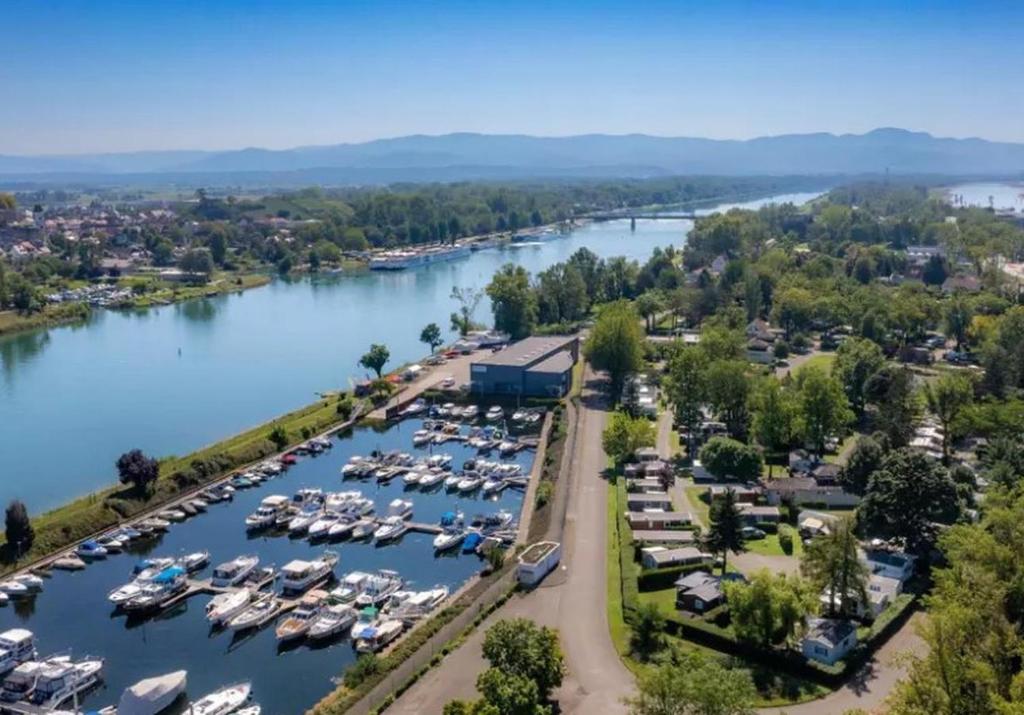 une vue aérienne d'une marina avec des bateaux dans l'eau dans l'établissement Mobil home 6 personnes Alsace, à Biesheim