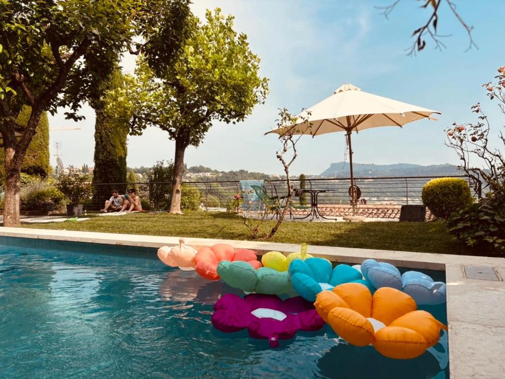 une piscine avec un tas de structures gonflables dans l'eau dans l'établissement Villa delle Agavi, à Costermano sul garda