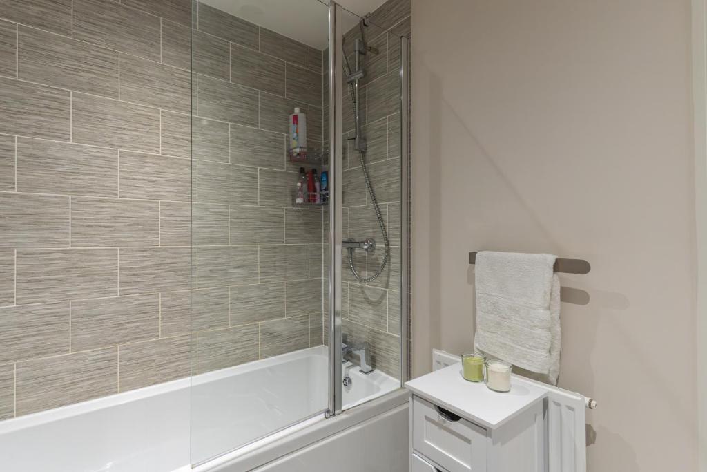 Walk to Liverpool Airport - Luxury Stay with EV Charge - Fast WiFi 6