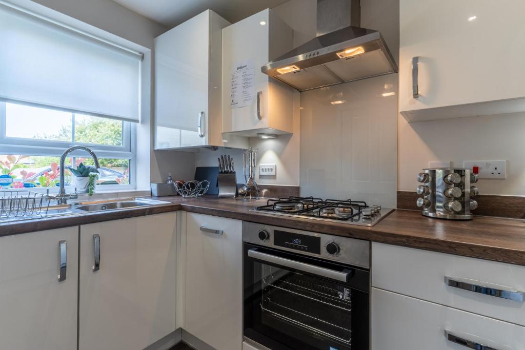 Walk to Liverpool Airport - Luxury Stay with EV Charge - Fast WiFi 3