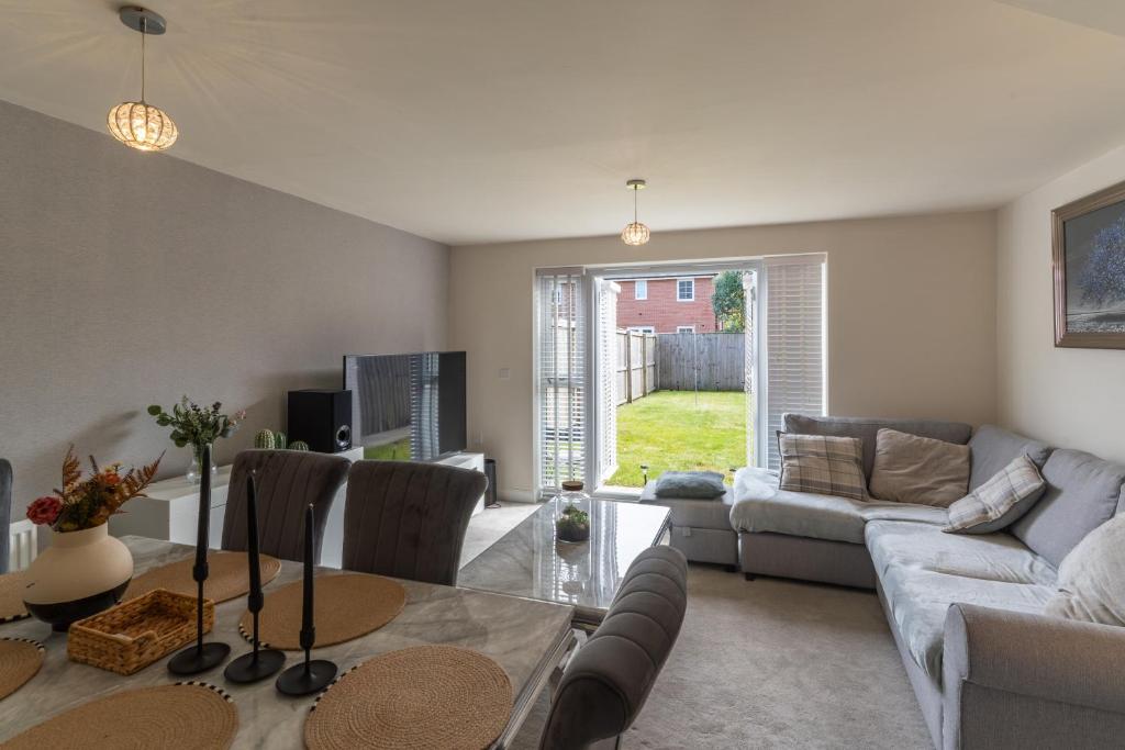 Walk to Liverpool Airport - Luxury Stay with EV Charge - Fast WiFi 4