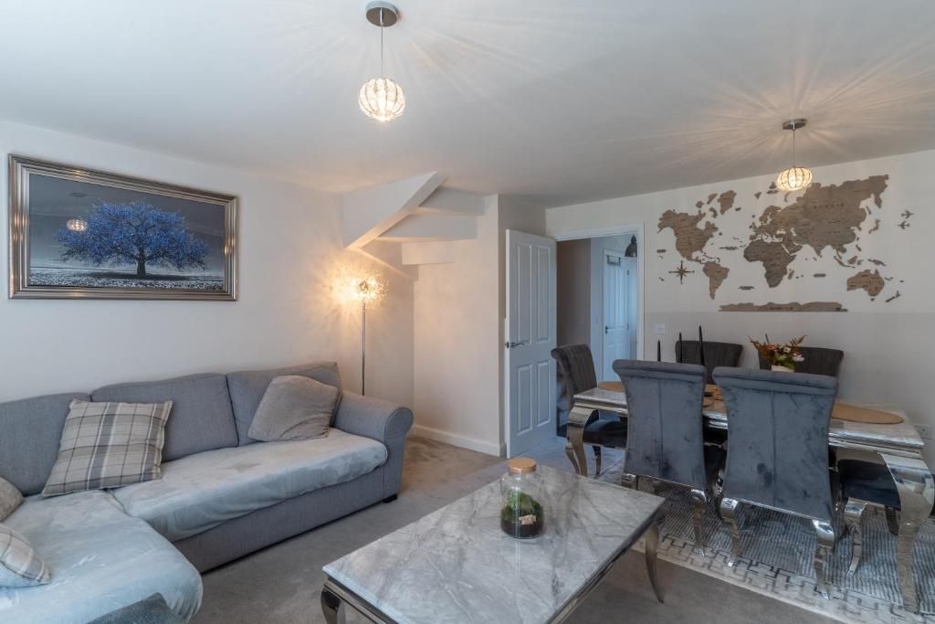 Walk to Liverpool Airport - Luxury Stay with EV Charge - Fast WiFi 1