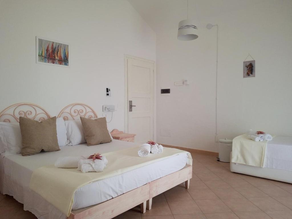 une chambre avec un lit avec deux animaux en peluche dessus dans l'établissement Neo Hotel Tre Monti, à Baja Sardinia