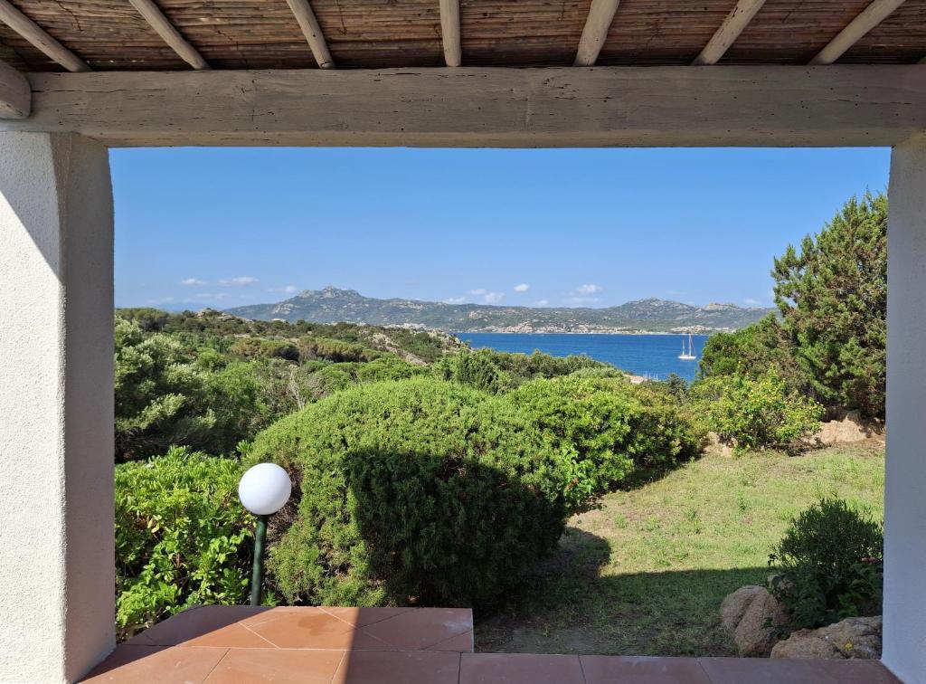 - une vue sur l'océan depuis la terrasse couverte d'une maison dans l'établissement Neo Hotel Tre Monti, à Baja Sardinia
