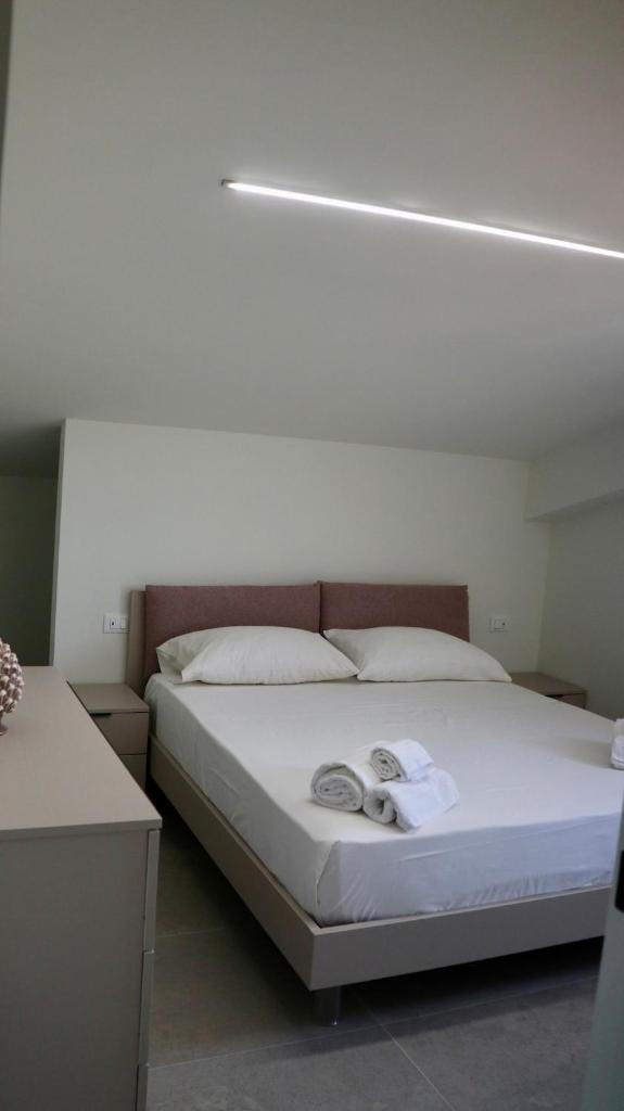 une chambre avec un lit avec deux serviettes dessus dans l'établissement Villa Zagara modern villa with pool, à Lascari