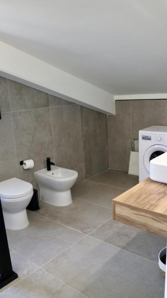 La salle de bains est pourvue de toilettes et d'un lave-linge. dans l'établissement Villa Zagara modern villa with pool, à Lascari 30 autres photos