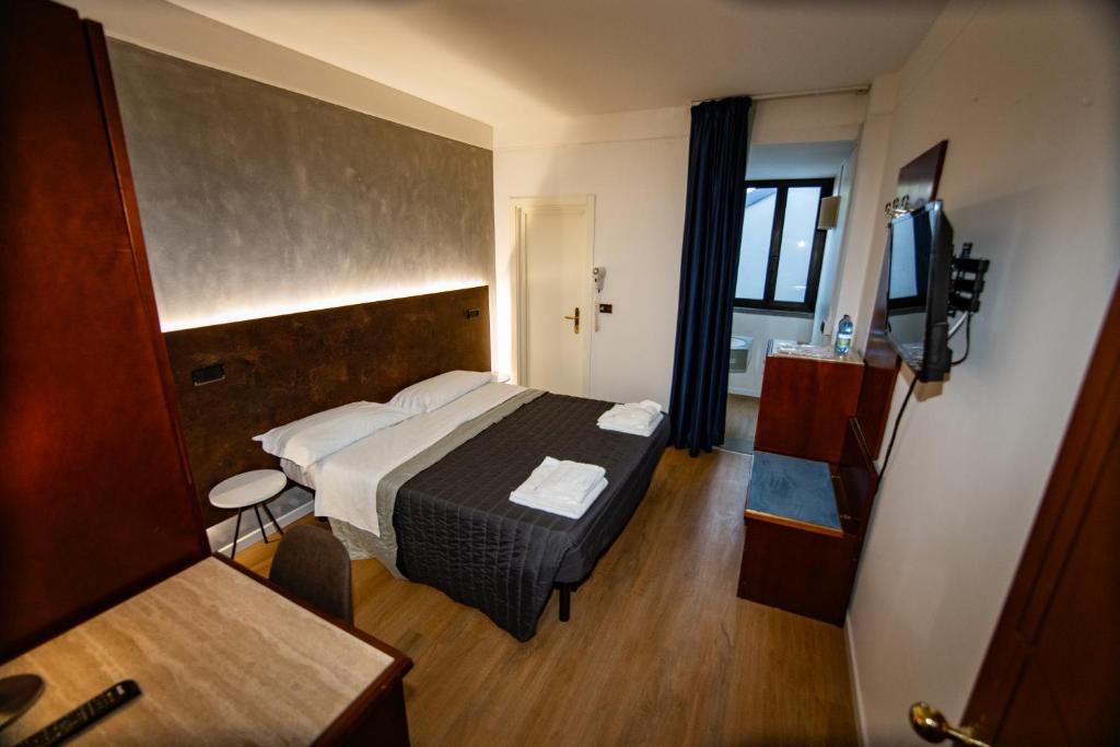 une chambre d'hôtel avec un lit et une télévision dans l'établissement Hotel Sirena - B&B, à Cesenatico