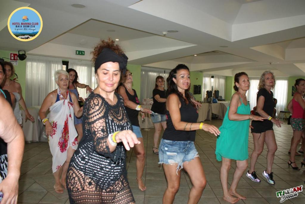 Un groupe de personnes dansant à une fête dans l'établissement Marina Club Hotel, à Baia Domizia