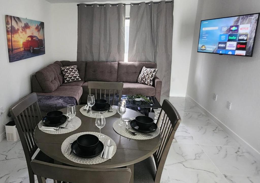 Welcome to Miami! JACUZZI SLEEPS 11 6