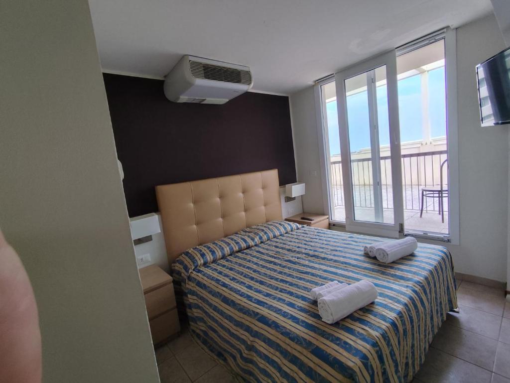 une chambre avec un lit avec deux oreillers dessus dans l'établissement Hotel Sole Mio, à Rimini