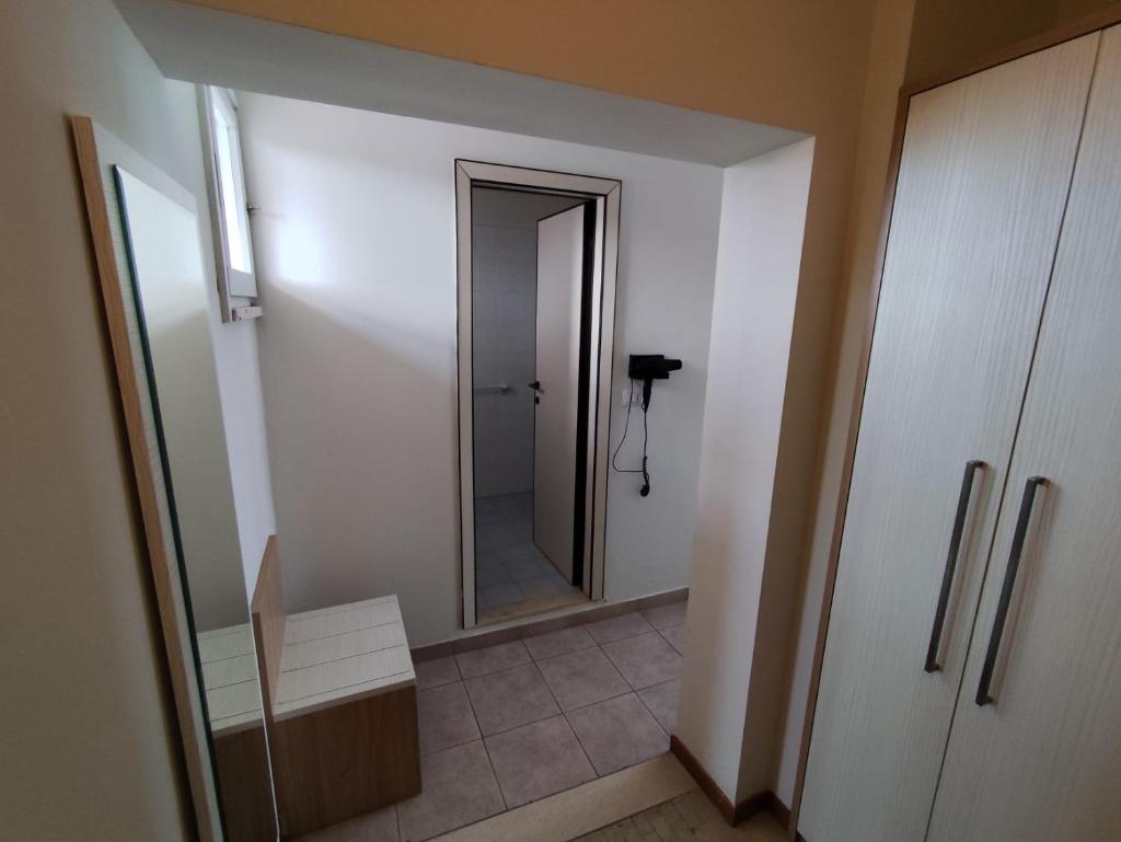 La salle de bains est pourvue d'un miroir et d'une douche à l'italienne. dans l'établissement Hotel Sole Mio, à Rimini 50 autres photos