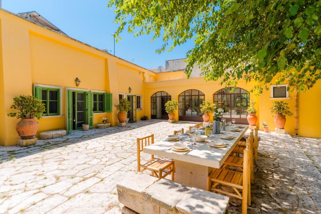 un patio extérieur avec une table et des chaises dans l'établissement La Limonaia Luxury Villa - Lecce Selection, à Lecce