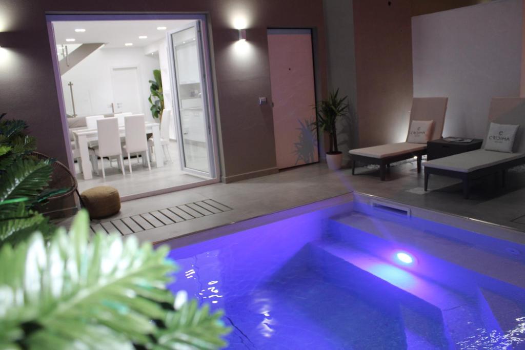 - une piscine avec des lumières bleues dans une chambre dans l'établissement Cridima Luxury - Villa Dea, à Santa Maria La Carità