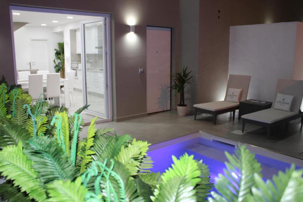 une chambre avec une piscine et quelques plantes dans l'établissement Cridima Luxury - Villa Dea, à Santa Maria La Carità