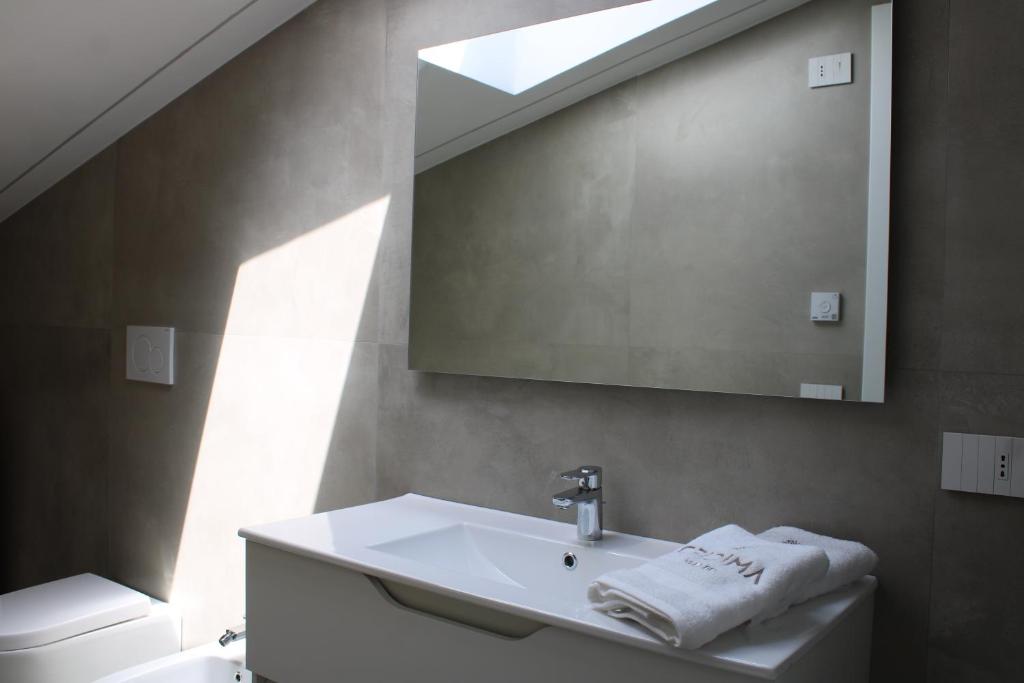 une salle de bain avec un lavabo et un miroir dans l'établissement Cridima Luxury - Villa Dea, à Santa Maria La Carità 31 autres photos