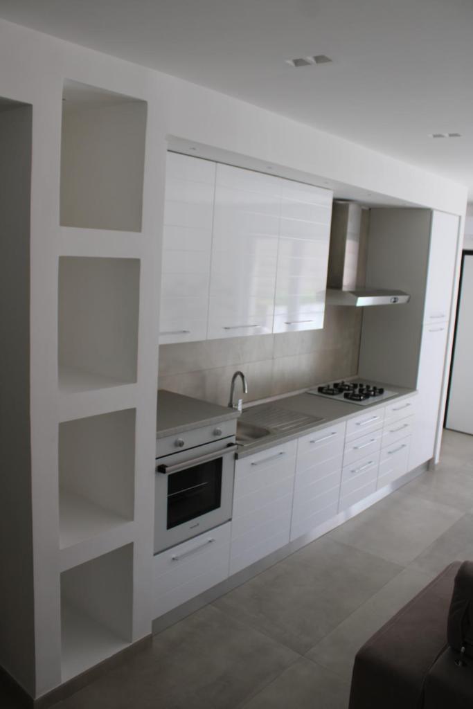 - une cuisine blanche avec des placards blancs et une cuisinière dans l'établissement Cridima Luxury - Villa Dea, à Santa Maria La Carità