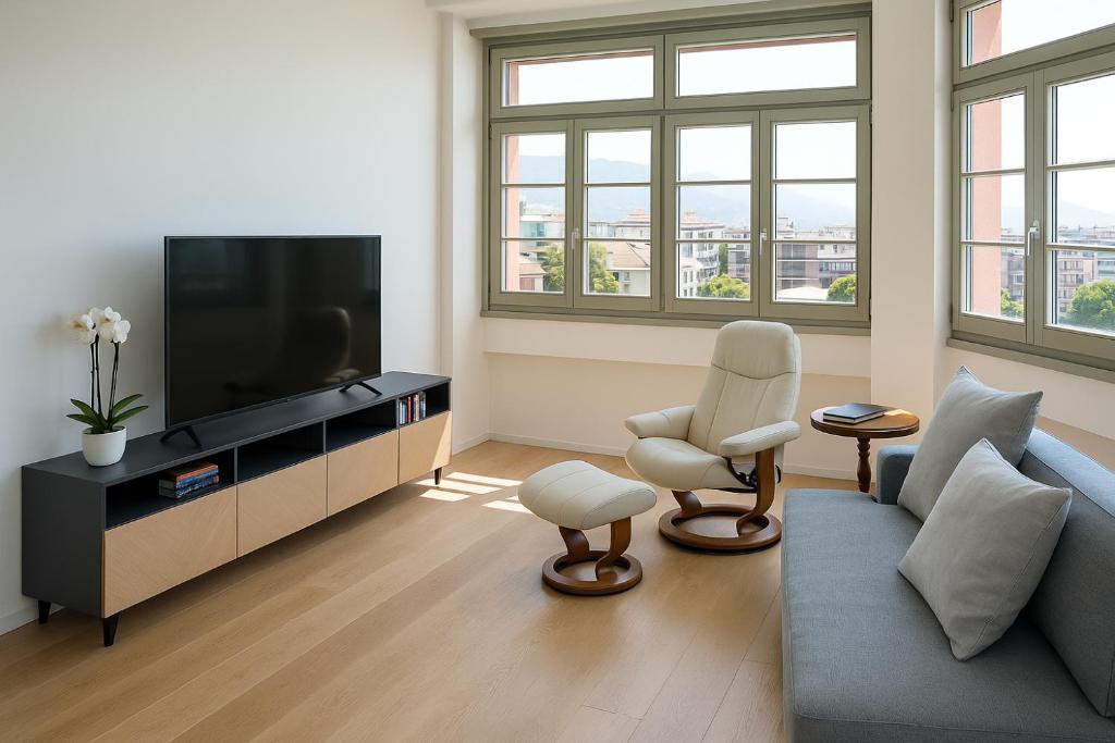 un salon avec un canapé et une télévision dans l'établissement Grand Hotel Torre Fara, à Chiavari