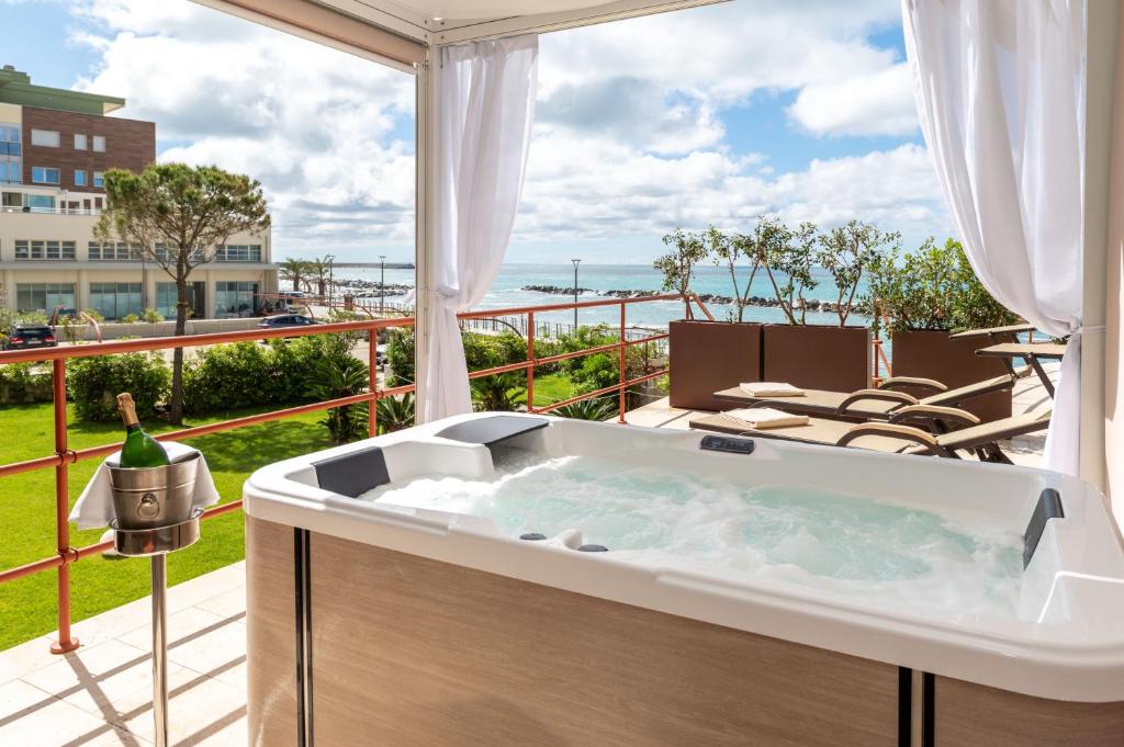 d'un bain à remous sur un balcon avec vue sur l'océan. dans l'établissement Grand Hotel Torre Fara, à Chiavari