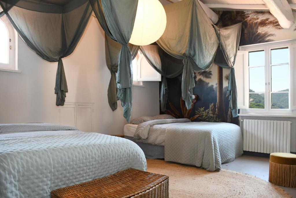 une chambre avec deux lits et une fenêtre dans l'établissement Villa Mia Lucca - Modern Comfort in the Tuscan Hills, à Lucques