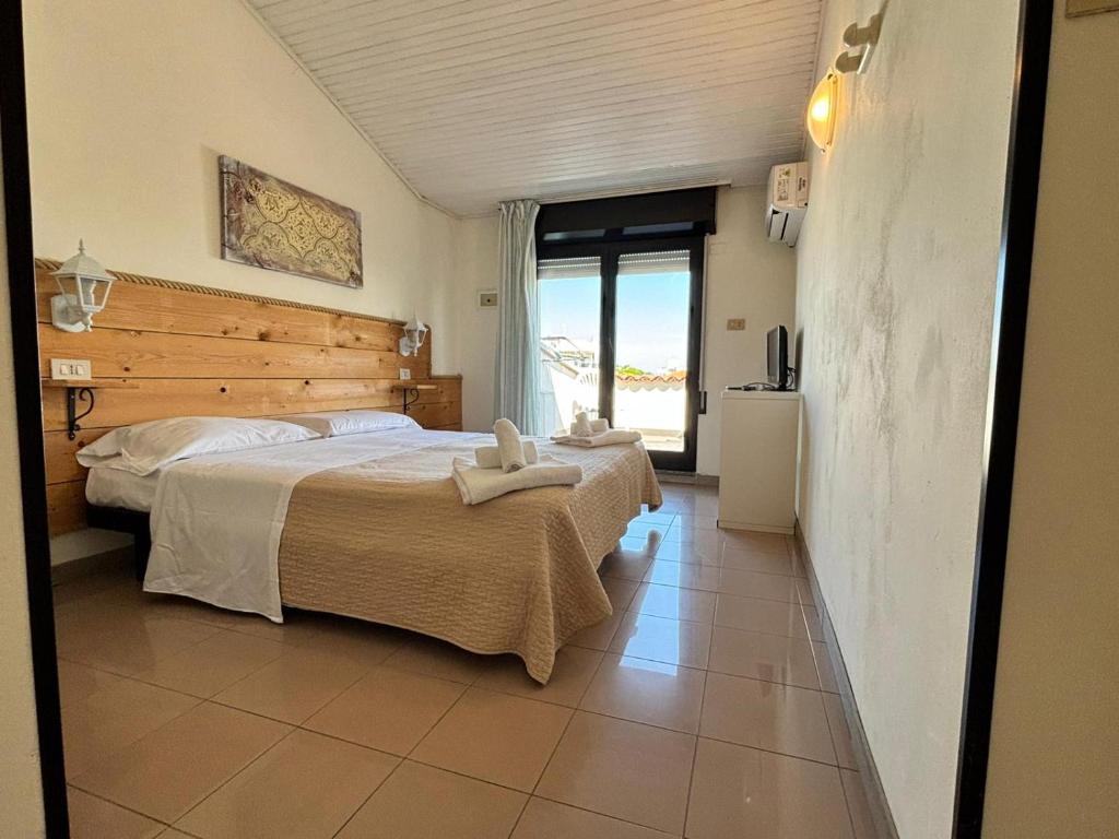 une chambre avec un lit avec deux serviettes dessus dans l'établissement Hotel Garisenda B&B - in Centro a Riccione -, à Riccione