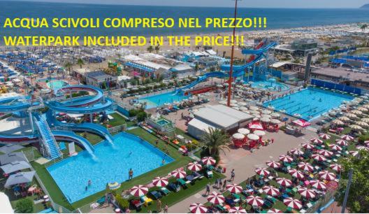 - une vue aérienne sur la piscine d'un parc d'attractions dans l'établissement Mantovani Hotel Murano & Mariù, à Rimini