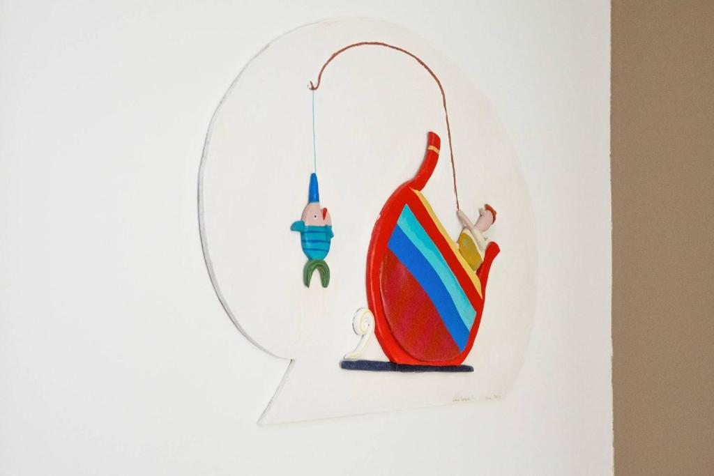 un jouet coloré accroché au mur dans l'établissement Hotel Da Romano, à San Foca