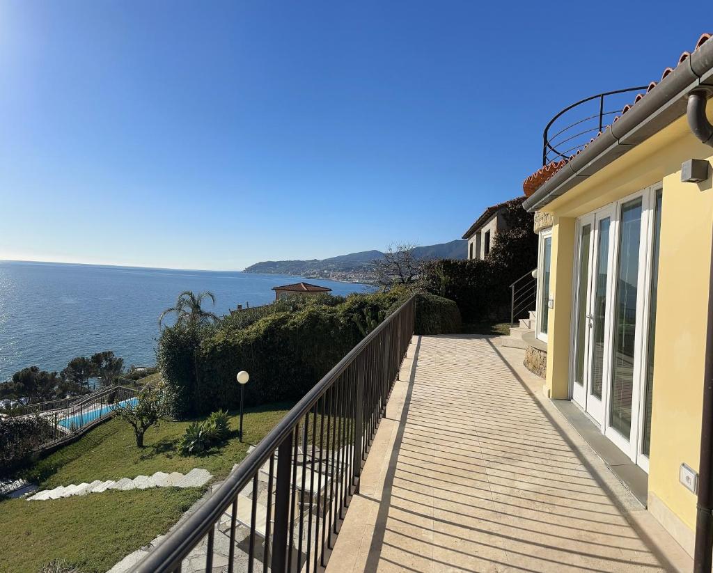 - un balcon offrant une vue sur l'océan dans l'établissement Il Villino ai Tre Ponti, à Sanremo
