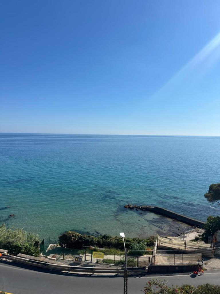 - une vue sur l'océan depuis le sommet d'un bâtiment dans l'établissement Il Villino ai Tre Ponti, à Sanremo
