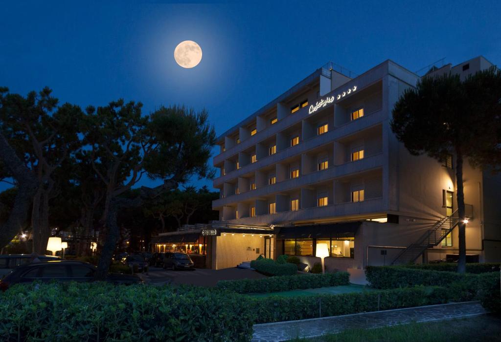 un hôtel avec une pleine lune dans le ciel dans l'établissement Hotel Cristallo, à Giulianova