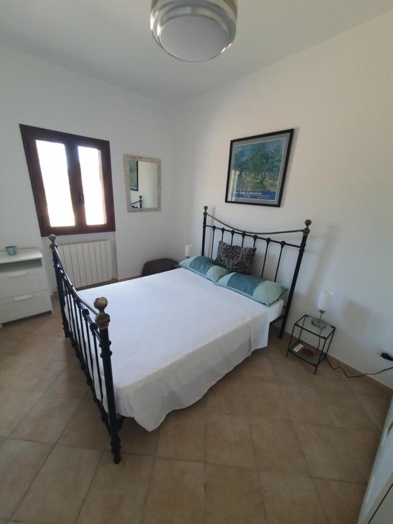 une chambre avec un grand lit dans une pièce dans l'établissement Villa Venus, A Countryside Retreat, à San Vito dei Normanni 25 autres photos