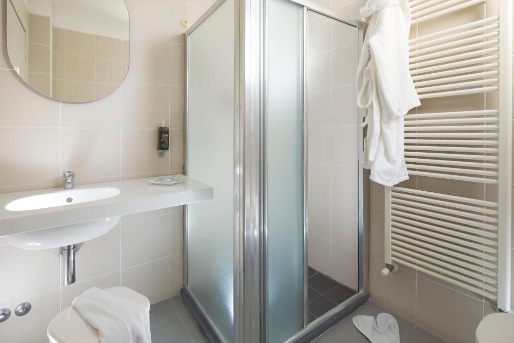 une salle de bain avec douche et lavabo dans l'établissement Club Meeting Hotel, à Rimini