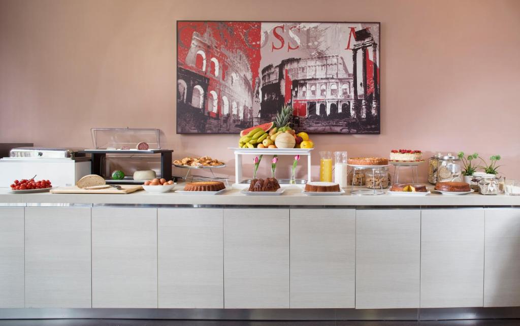 un buffet avec de la nourriture sur un comptoir dans une pièce dans l'établissement Club Meeting Hotel, à Rimini