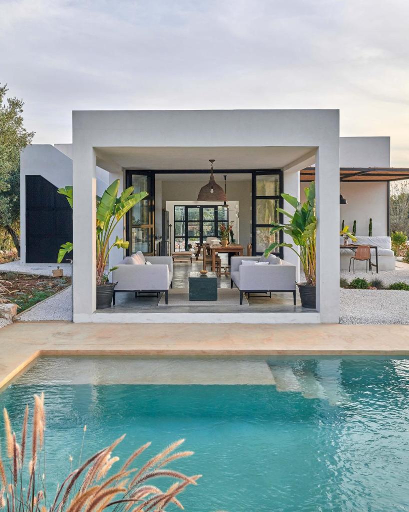 une villa avec piscine devant une maison dans l'établissement Casa Musa, à Ostuni