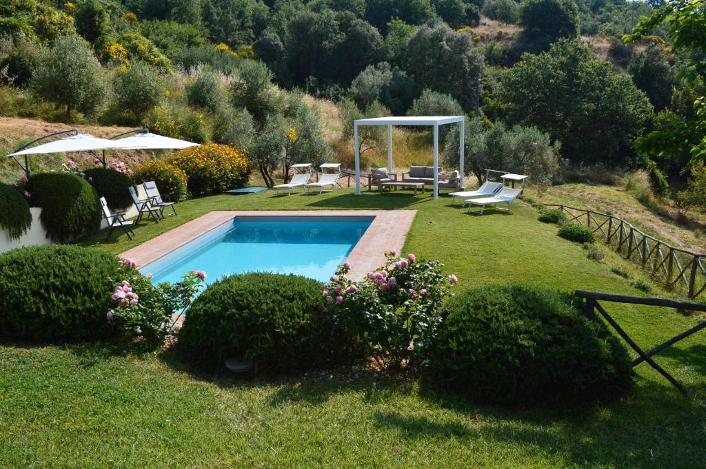 un jardin avec une piscine dans l'herbe dans l'établissement Villa Podere Terrena, à Gaiole in Chianti