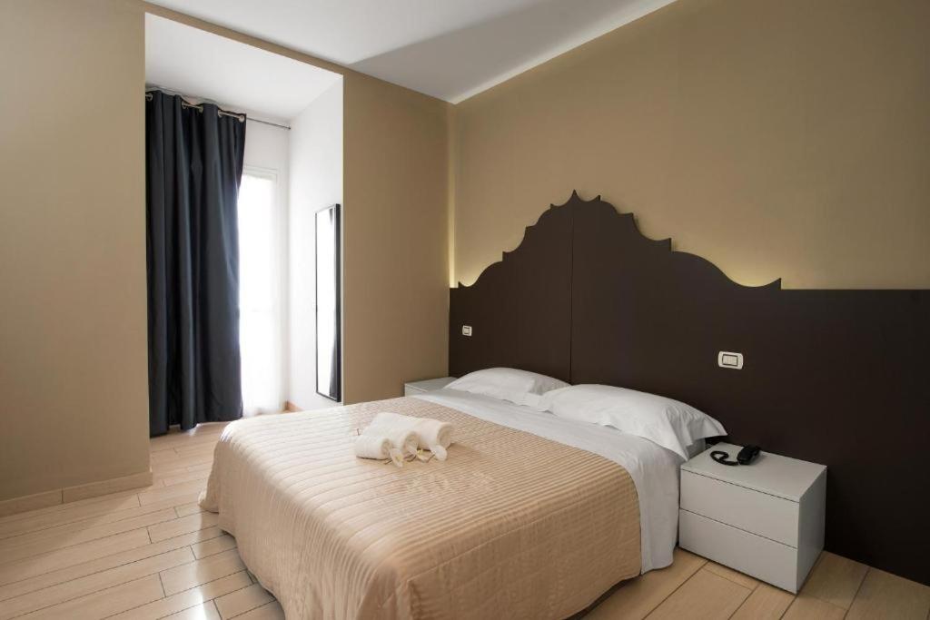 une chambre avec un lit avec une serviette dessus dans l'établissement Hotel Fiamma & SPA Cesenatico, à Cesenatico