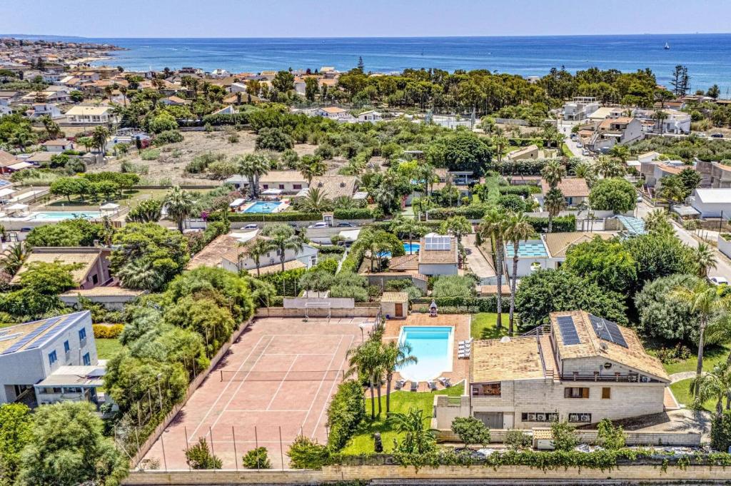 - une vue aérienne sur un quartier avec des maisons et l'océan dans l'établissement Villa Garofani by Villa Plus, à Punta Secca