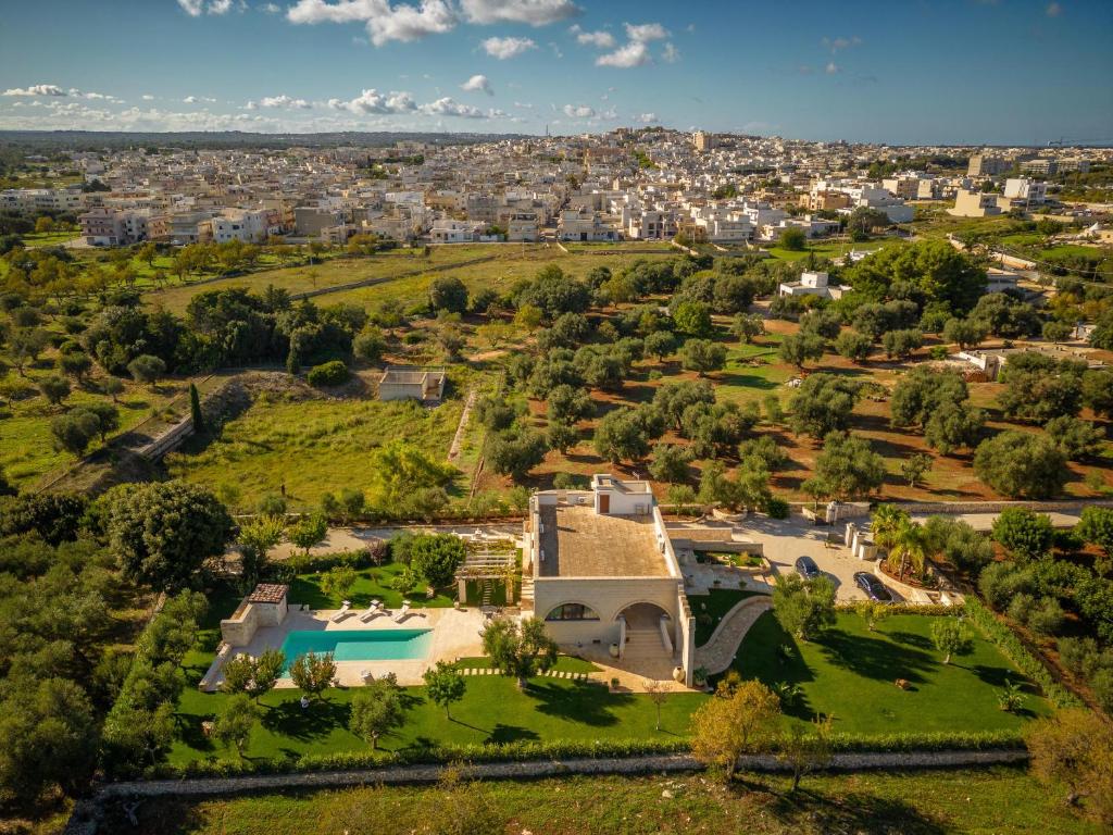 une vue aérienne d'un vaste domaine avec piscine dans l'établissement Villa Icaria, à Carovigno