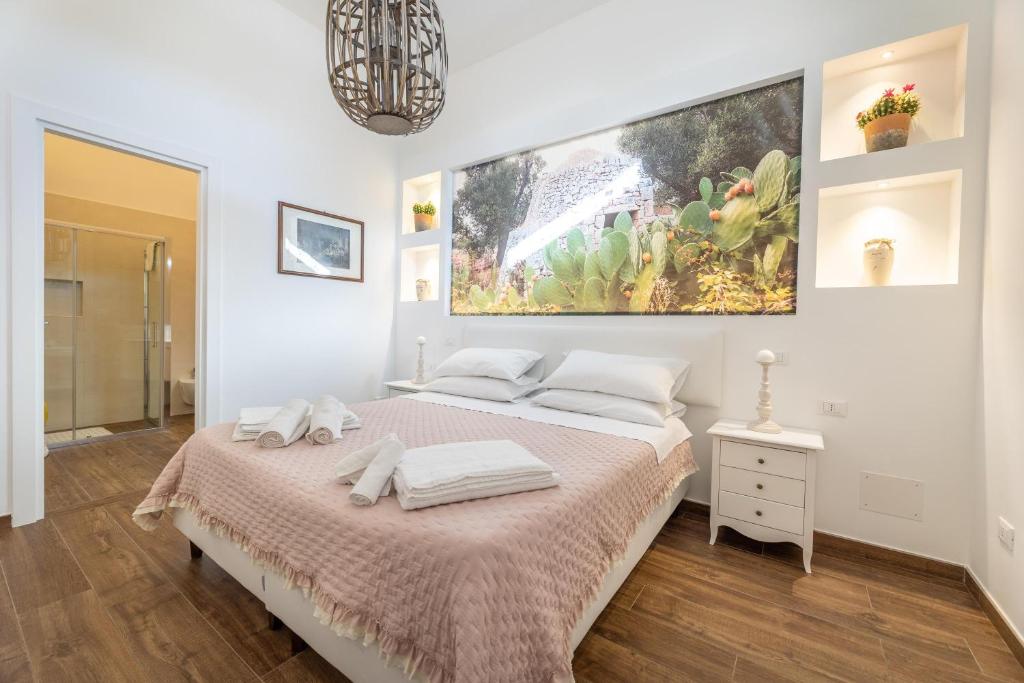 une chambre avec un lit et un tableau au mur dans l'établissement Villa Icaria, à Carovigno 38 autres photos