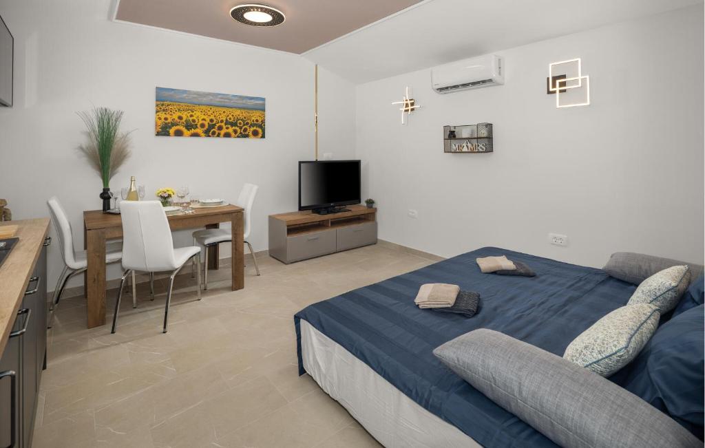 Cozy Home In Umag With Wifi 4